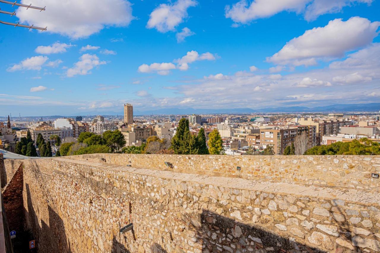 1 En La Muralla Romana Junto A La Catedral * Tarragone